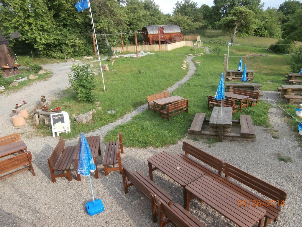 Le Chalet Du Chemin Et Sa Roulotte Berviller-en-Moselle Екстер'єр фото